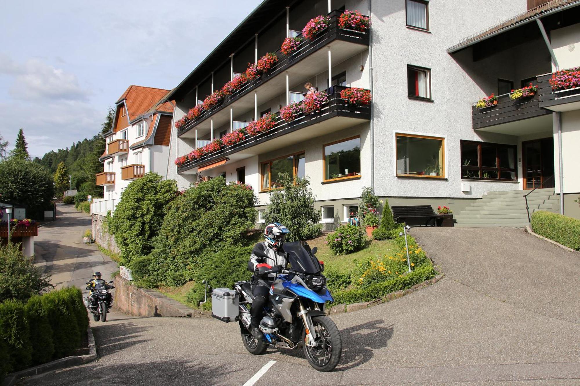 Aparthotel Schwarzwald Panorama Бад-Вильдбад Экстерьер фото